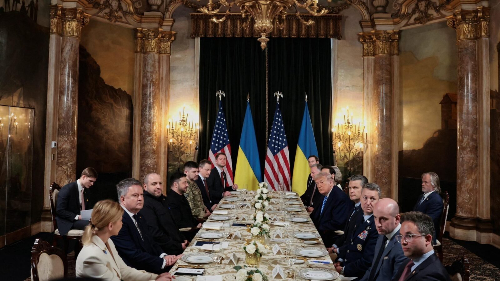 Les présidents ukrainien et américain réunis en Floride pour des discussions sur l'accord de paix.