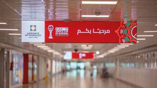 L'Aéroport Mohammed V de Casablanca, avec un avion en fond.