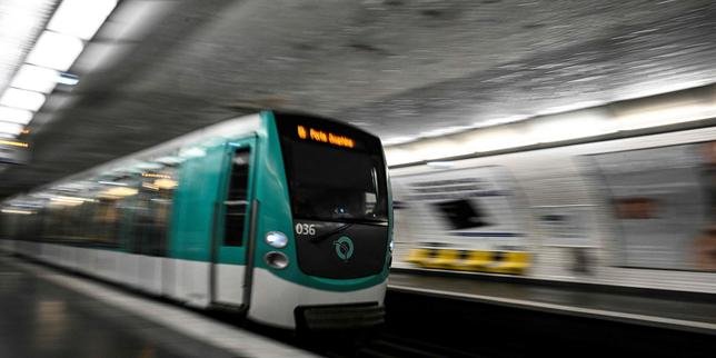 Un homme soupçonné d'avoir agressé trois femmes au couteau dans le métro parisien.