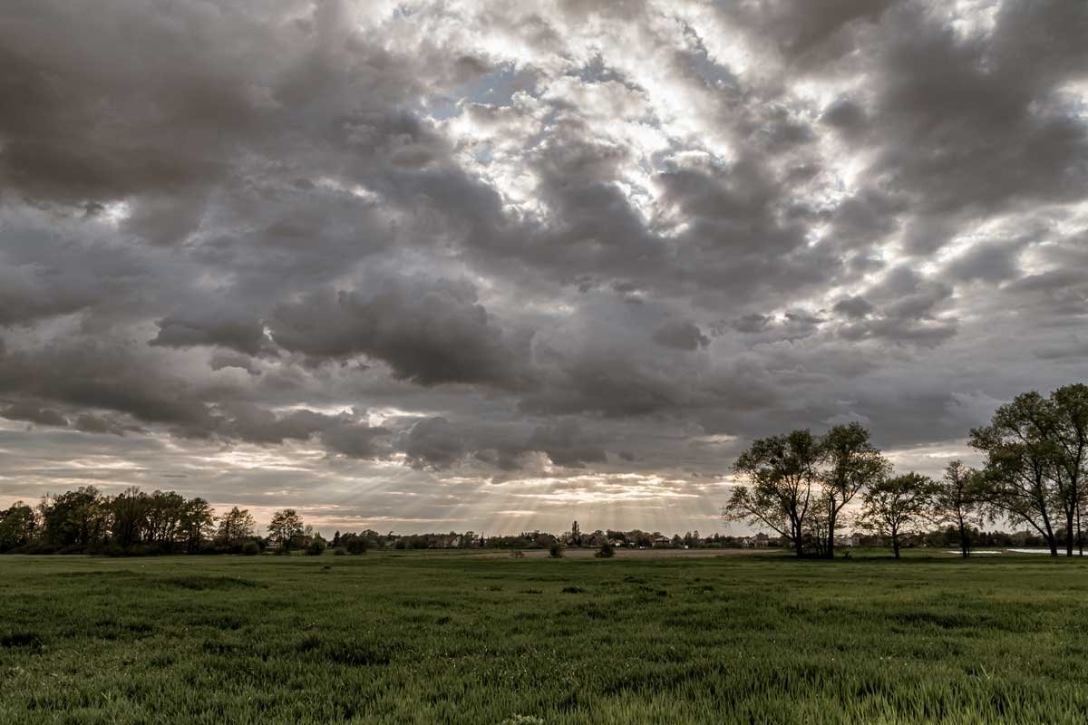 Image d'une averses orageuses avec des nuages sombres et des éclairs.