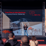 Un groupe de personnes en train de conduire des Alfa Romeo sur la piste de l'UTAC.