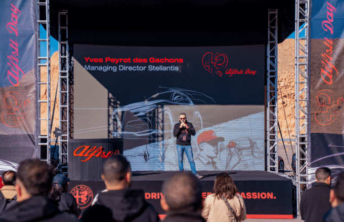 Un groupe de personnes en train de conduire des Alfa Romeo sur la piste de l'UTAC.