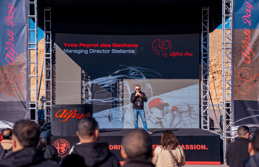 Un groupe de personnes en train de conduire des Alfa Romeo sur la piste de l'UTAC.