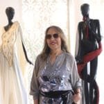 La créatrice de la Maison Zhor Raïss présente l'une de ses créations couture exclusives.