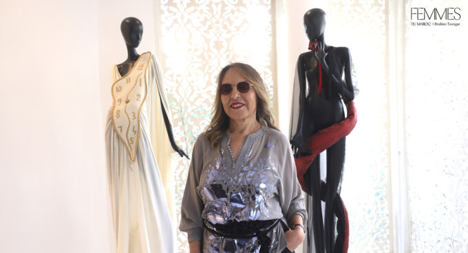 La créatrice de la Maison Zhor Raïss présente l'une de ses créations couture exclusives.