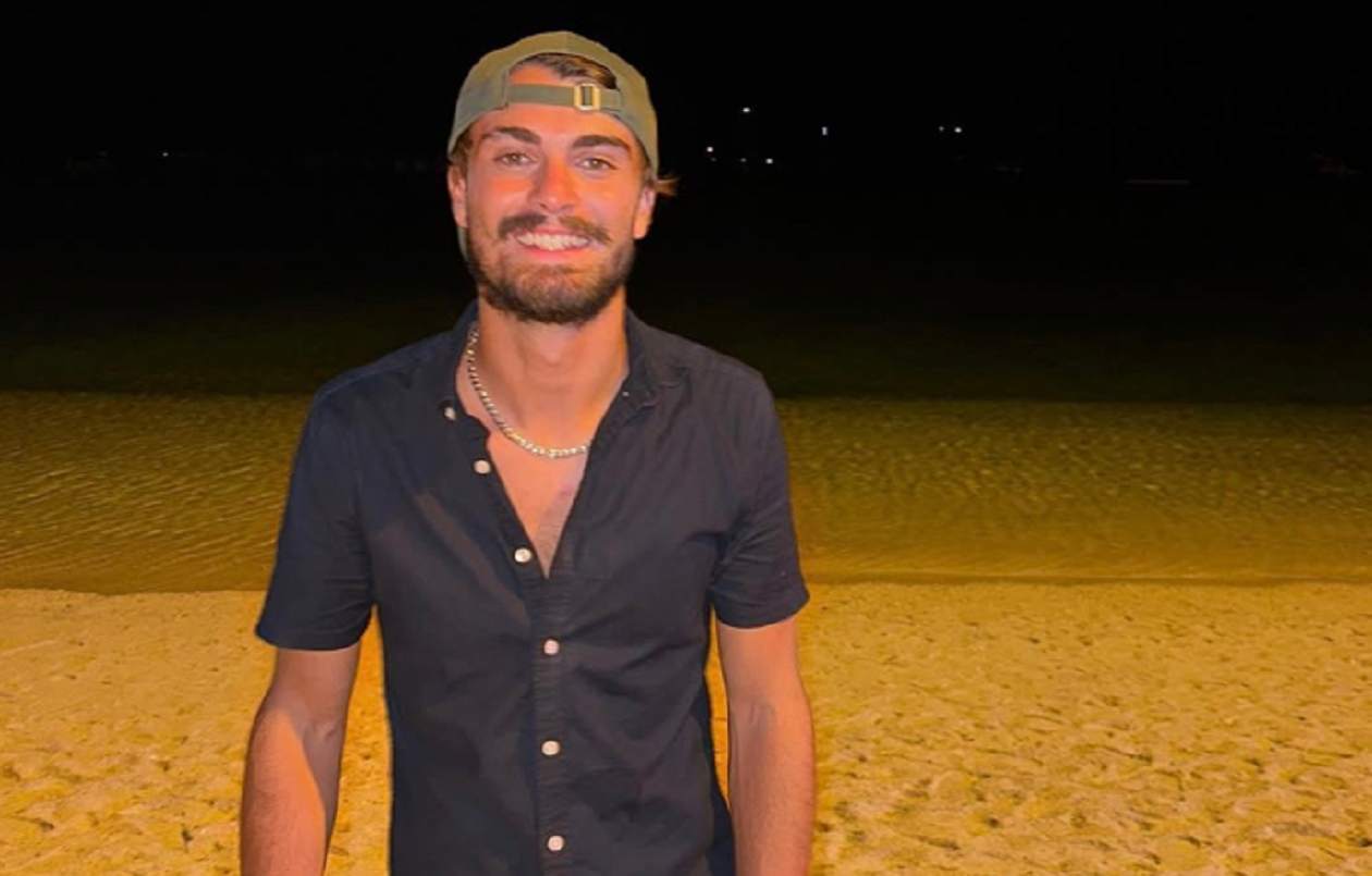 Attaque terroriste à Sydney : ingénieur, en Australie depuis 2024... qui était le Français Dan Elkayam, qui figure parmi les victimes ? 3 Un jeune homme souriant, avec un fond de plage de Bondi, en Australie.