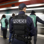 Un homme armé d'un couteau agressant une femme dans le métro parisien.