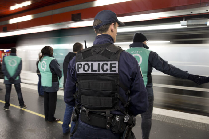 Un homme armé d'un couteau agressant une femme dans le métro parisien.