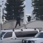 Une foule de personnes sur la plage de Bondi, avec des secours présents sur les lieux.