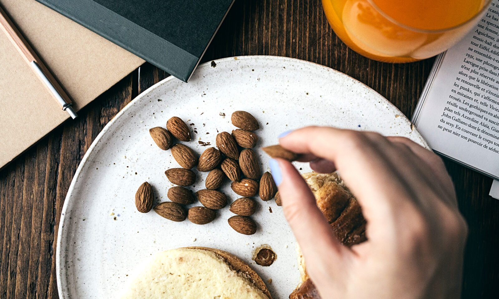 Unlock Better Health: New Research Reveals the Secrets to Blood Sugar-Friendly Snacking 3 A person holding a healthy snack, symbolizing mindful eating for blood sugar control.
