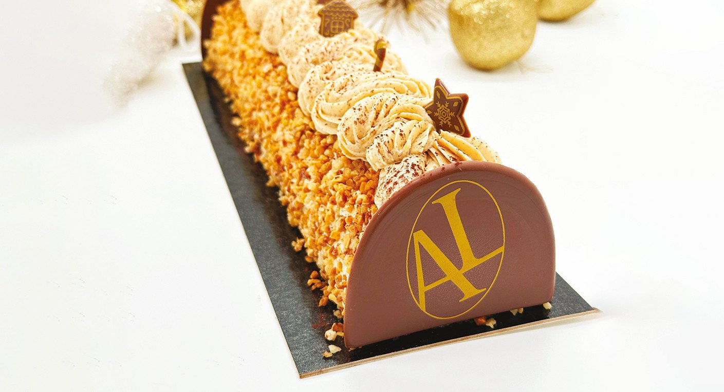 Bûche Roulée Pralinée avec des amandes concassées torréfiées.