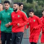 Un joueur du Maroc en train de marquer un but.