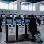 Passagers utilisant les bornes dépose-bagages à l'aéroport Mohammed V de Casablanca.