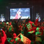 Supporters marocains se rassemblant dans une fan zone pour suivre un match de la CAN 2025.