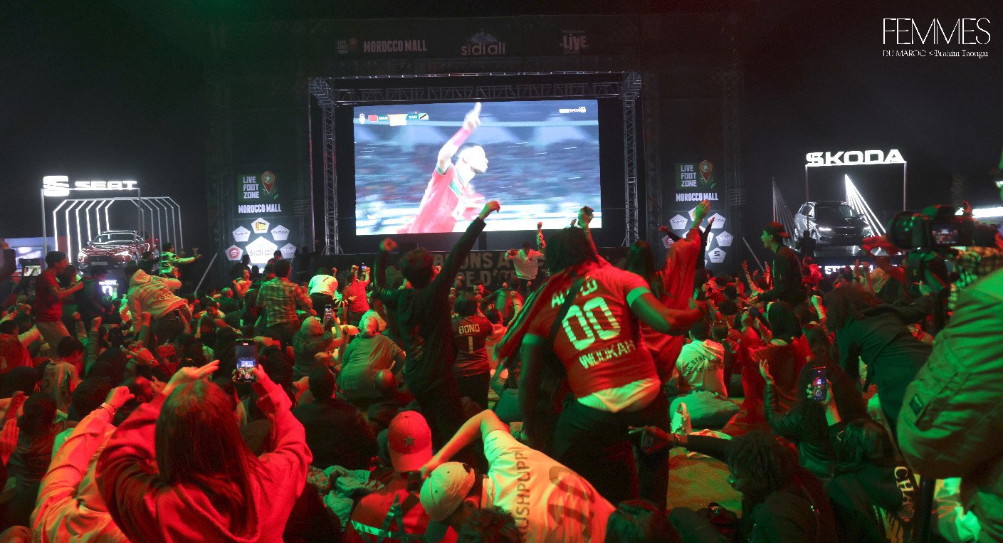 Supporters marocains se rassemblant dans une fan zone pour suivre un match de la CAN 2025.