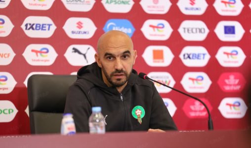 Les joueurs de l'équipe nationale marocaine en action sur le terrain.