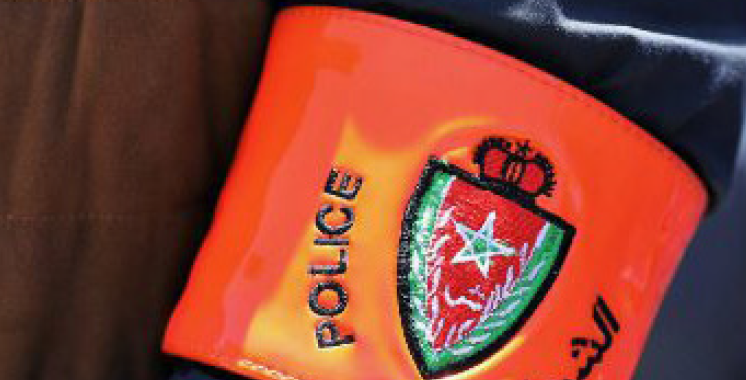 Un policier en train de neutraliser un suspect armé.