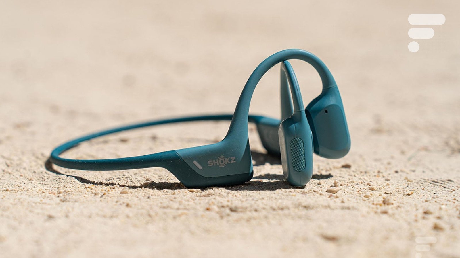 Casque à conduction osseuse en train de jouer de la musique pendant une course à pied