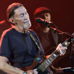 Chris Rea en concert, avec sa guitare.