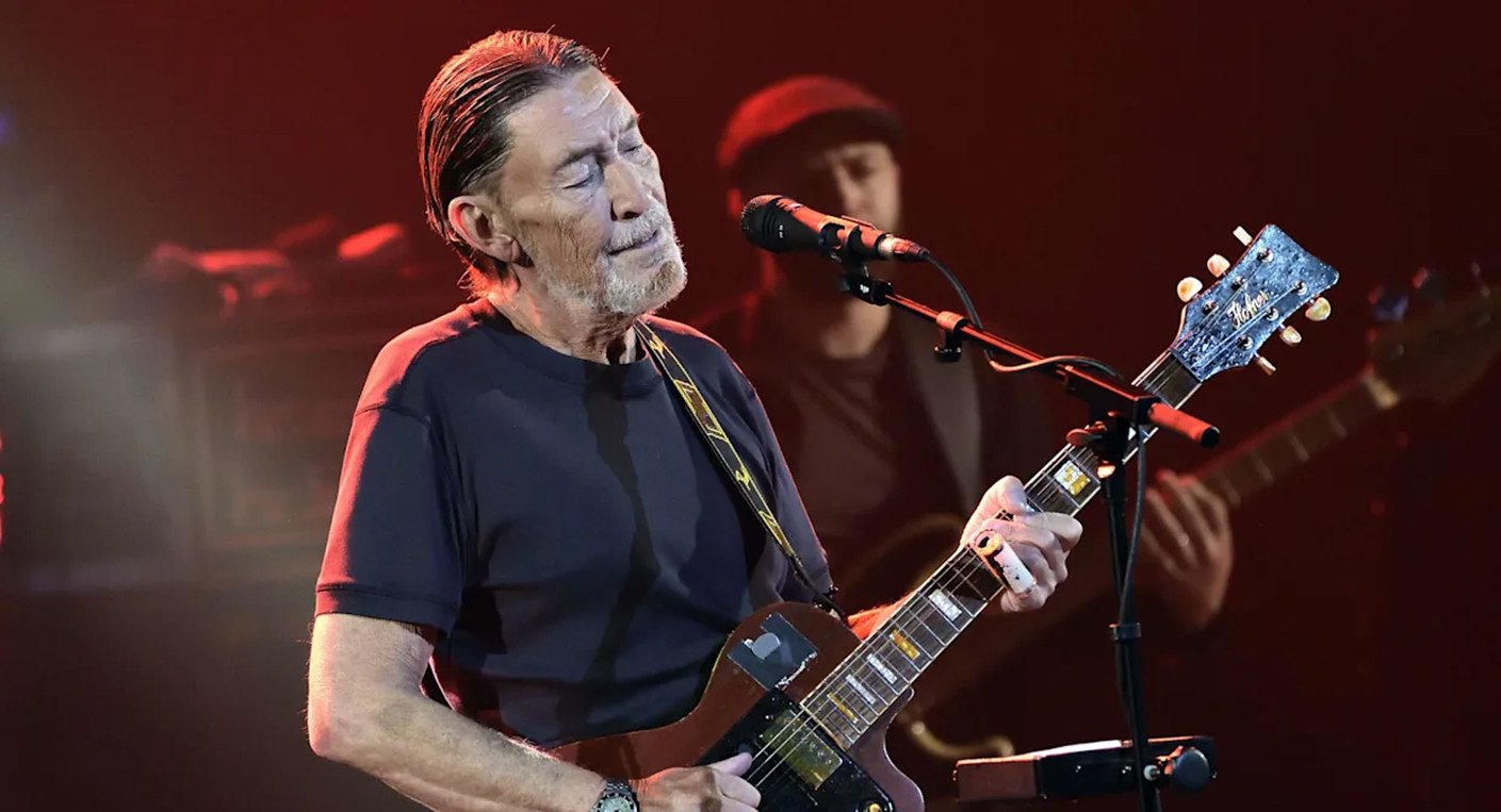 Chris Rea en concert, avec sa guitare.