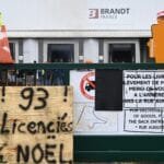 Les salariés de Brandt récupérant leurs affaires après l'annonce de la liquidation judiciaire.