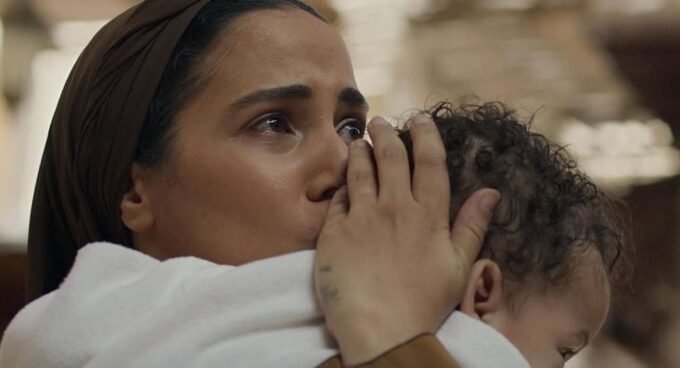 Une jeune mère allaitant un nourrisson abandonné dans un Foundouk de l'allaitement à Fès.