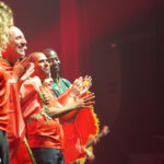 Image de l'événement avec le logo de Comediablanca et les artistes en scène.