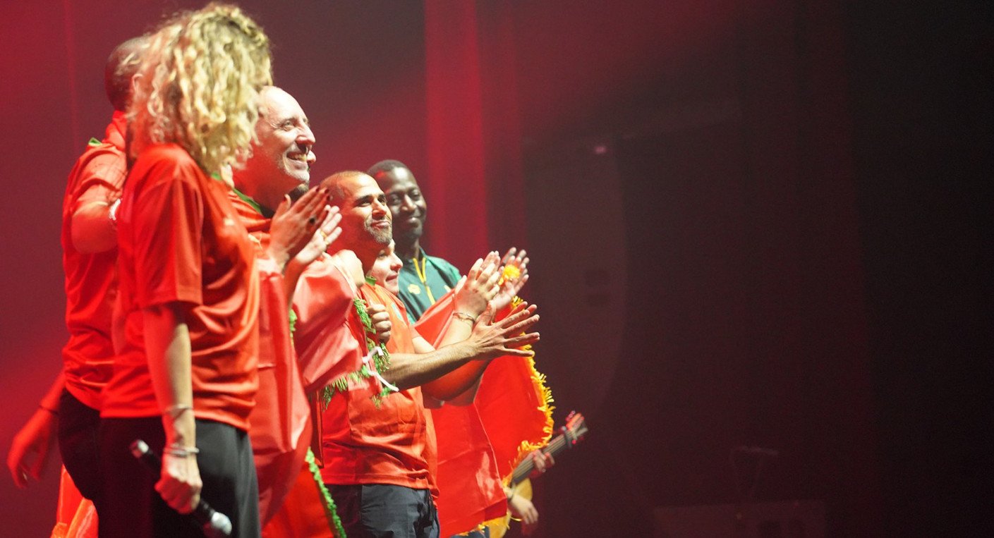 Image de l'événement avec le logo de Comediablanca et les artistes en scène.