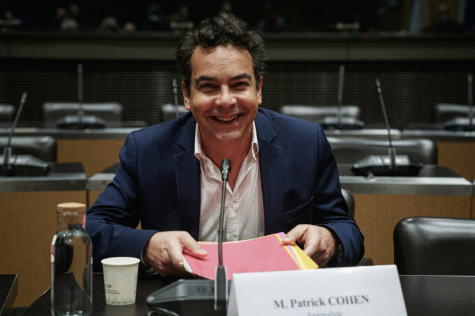 Une image de la commission d'enquête sur l'audiovisuel public, avec Patrick Cohen et Charles Alloncle en première ligne.
