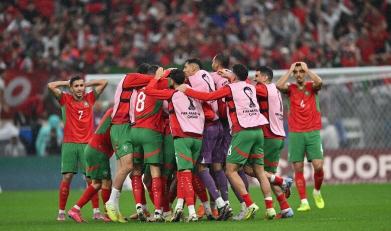 L'équipe du Maroc fêtant son titre de champion de la Coupe arabe de la FIFA 2025.