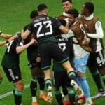 Les joueurs des Emirats Arabes Unis célèbrent leur victoire aux tirs au but face à l'Algérie.