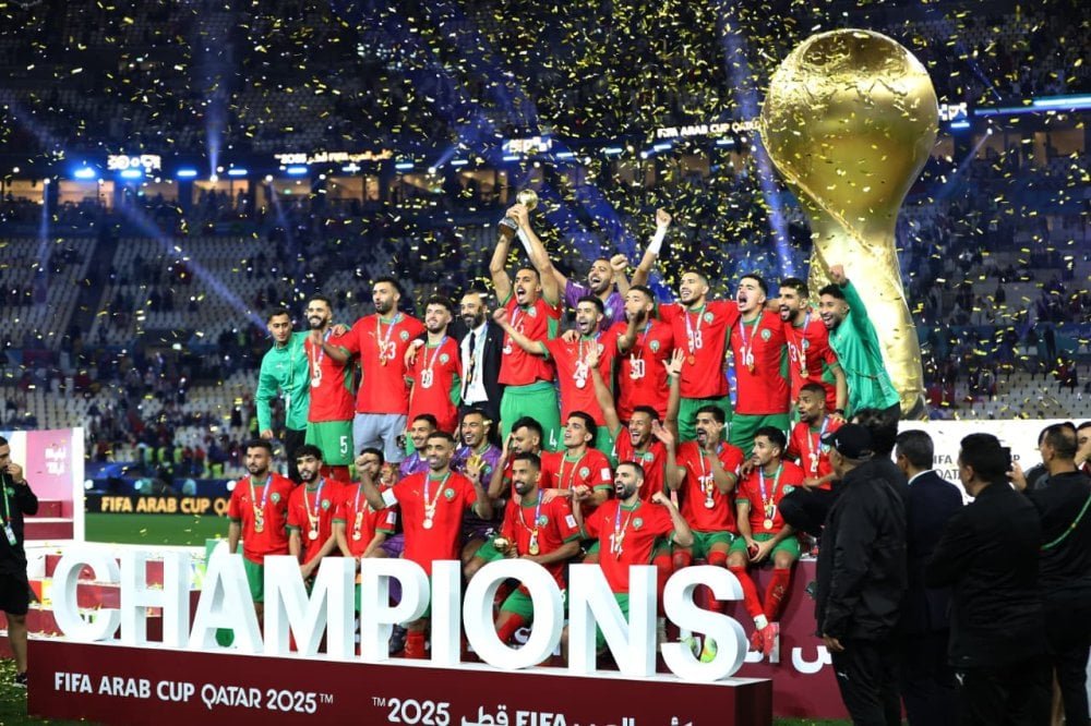 Équipe nationale marocaine célèbre sa victoire en Coupe arabe FIFA 2025.