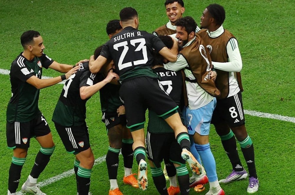 Les joueurs des Emirats Arabes Unis célèbrent leur victoire aux tirs au but face à l'Algérie.