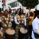 Un groupe de danseurs africains en costume traditionnel dans la rue de Tanger.