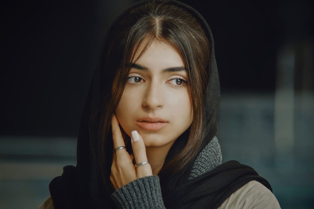 cropentropycstinysrgbfitmaxfmjpgixidM3w4MzgzNDZ8MHwxfHNlYXJjaHwxfHxDbGFyYSUyMEtob3VyeSUyMFBvcnRyYWl0fGVufDB8MHx8fDE3NjQ3MTk2MzR8MAixlibrb 4.1.0q80w1080f