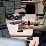 Une image représentant une personne regardant son ordinateur avec un air inquiet.