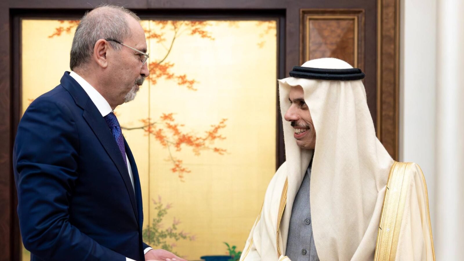 صورة لوزير الخارجية السعودي والأردني خلال اللقاء.