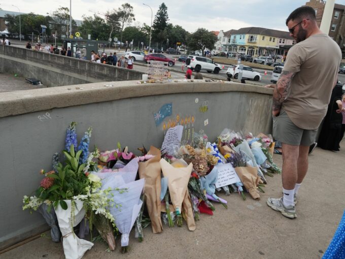 وصف الصورة بالإنجليزية: صورة لشاطئ بوندي في سيدني، حيث تم إنشاء نصب تذكاري غير رسمي لضحايا الهجوم.