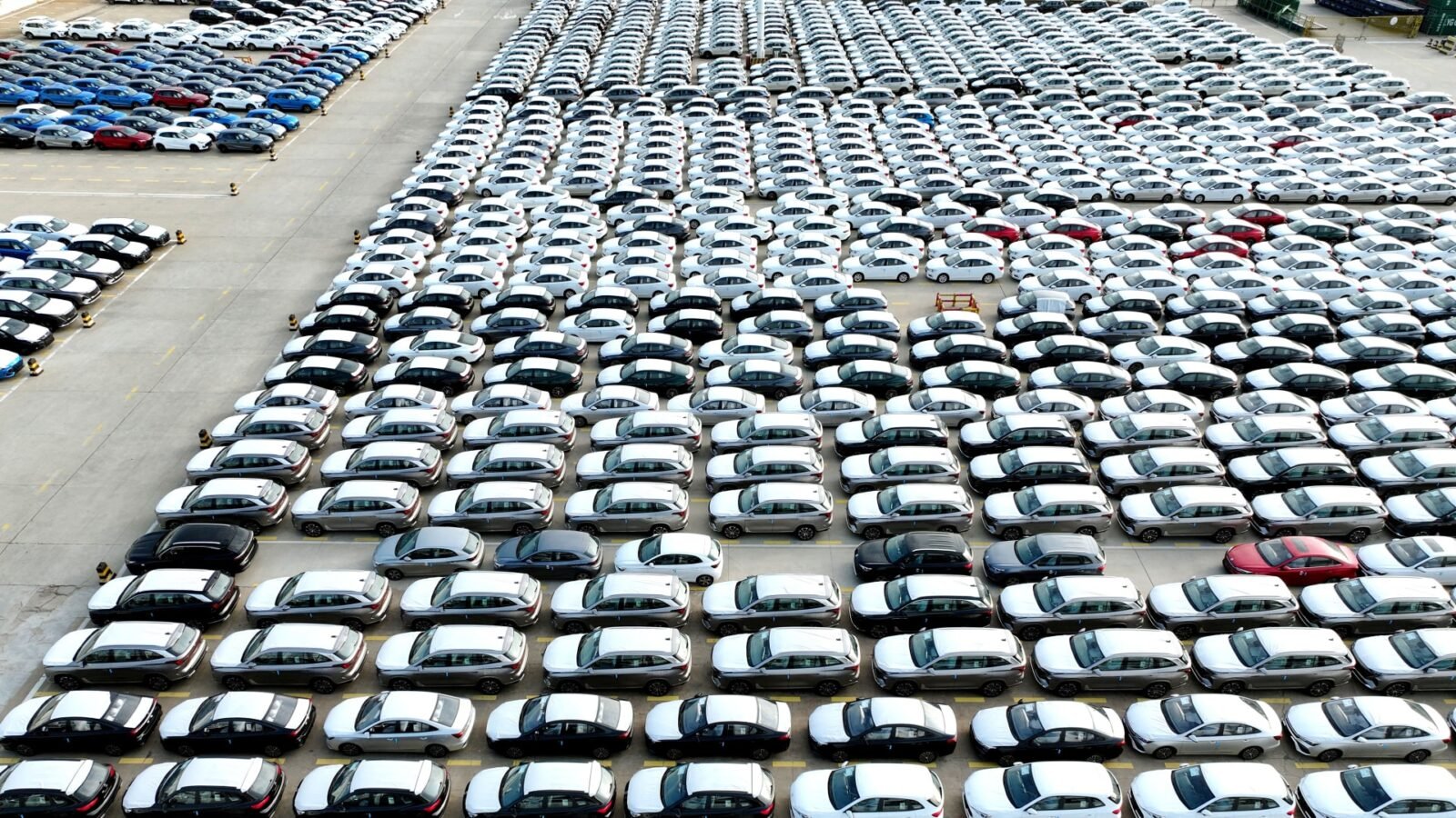 صورة جوية تُظهر سيارات صينية الصنع في ميناء ليانيونغانغ شرقي الصين