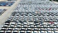 صورة جوية تُظهر سيارات صينية الصنع في ميناء ليانيونغانغ شرقي الصين