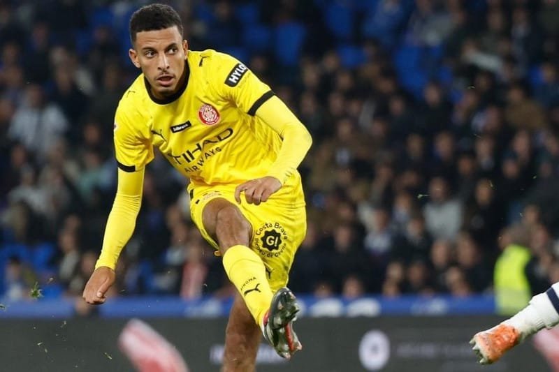 لاعبي كرة القدم في المباراة.