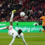 صورة تخيلية لأشعة فوق صوتية لجنين يقوم بحركة ركلة مقصية، ترمز لمهارة أيوب الكعبي في تسجيل الأهداف.