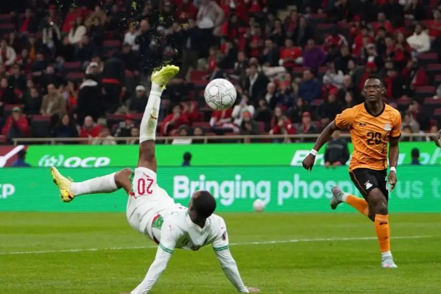 صورة تخيلية لأشعة فوق صوتية لجنين يقوم بحركة ركلة مقصية، ترمز لمهارة أيوب الكعبي في تسجيل الأهداف.