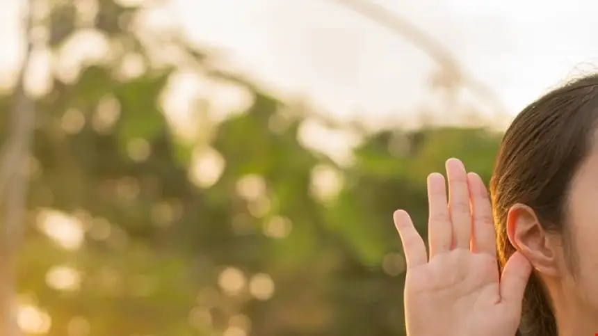 صورة لشخص يلمس فاكهة.