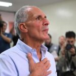 صورة لشخصية سياسية من إسبانيا مع شخص من هندوراس.