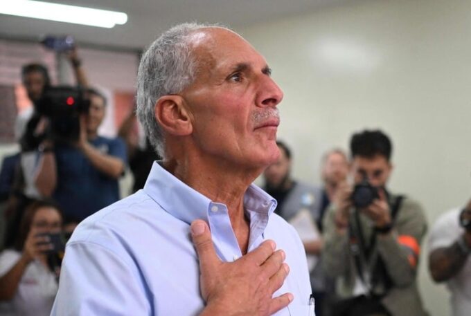 صورة لشخصية سياسية من إسبانيا مع شخص من هندوراس.