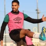 وصف الصورة: "إسماعيل خافي يغادر الملعب بعد إصابته".