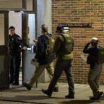 صورة لأحد الطلاب في جامعة براون يظهر المبنى الذي وقع فيه الإطلاق الناري.