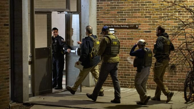 صورة لأحد الطلاب في جامعة براون يظهر المبنى الذي وقع فيه الإطلاق الناري.