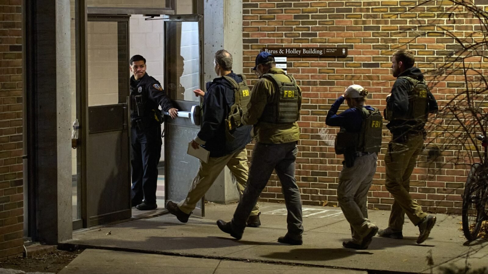 صورة لشرطة تحيط بمنطقة الجامعة